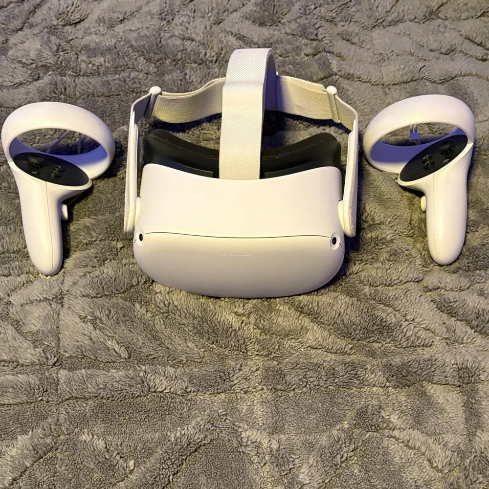 Oculus White VR Headset with Controllers